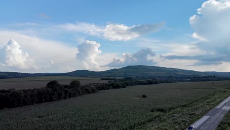 Straßen--Und-Autoverkehr-Umgeben-Von-Landwirtschaftlichen-Flächen-3