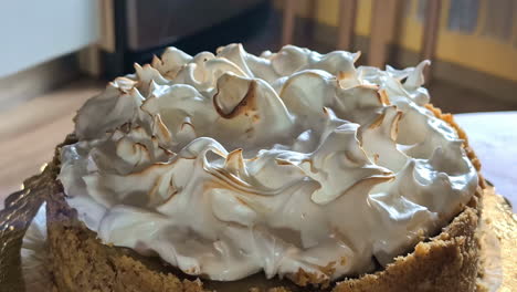 Tostar-Glaseado-De-Pastel-De-Merengue-Con-Un-Soplete.-Fotografía-De-Cerca