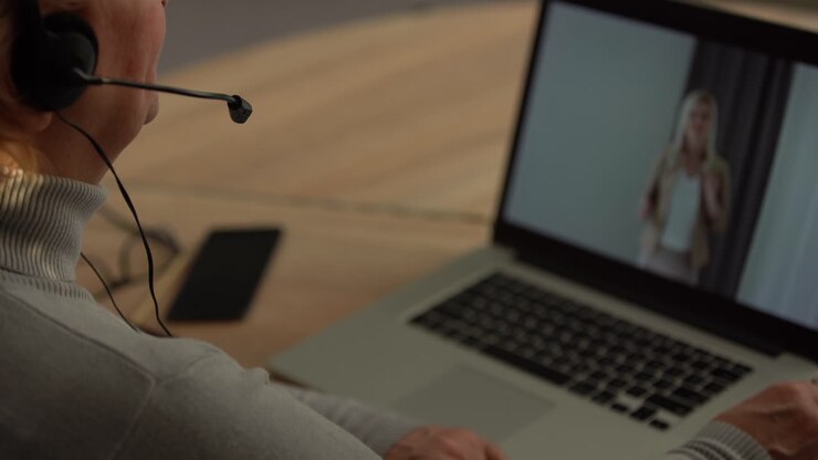 Video chiamata. Bella signora anziana che ho una videochiamata sul laptop