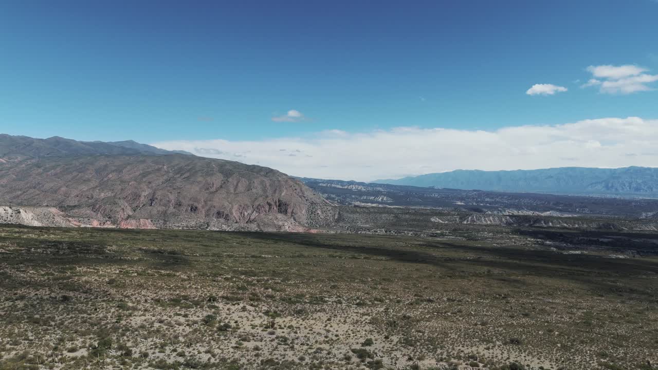 vista aérea diurna del paisaje del valle desértico seco con un cielo azul claro en amaicha del valle, tucumán, argentina