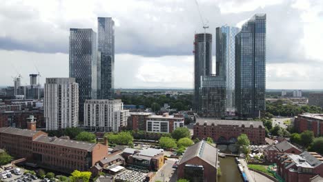 Drohnenflug-Aus-Der-Luft-über-Die-Castlefield-Quays-Im-Stadtzentrum-Von-Manchester-Mit-Blick-Auf-Die-Skyline-Der-Elizabeth-Towers