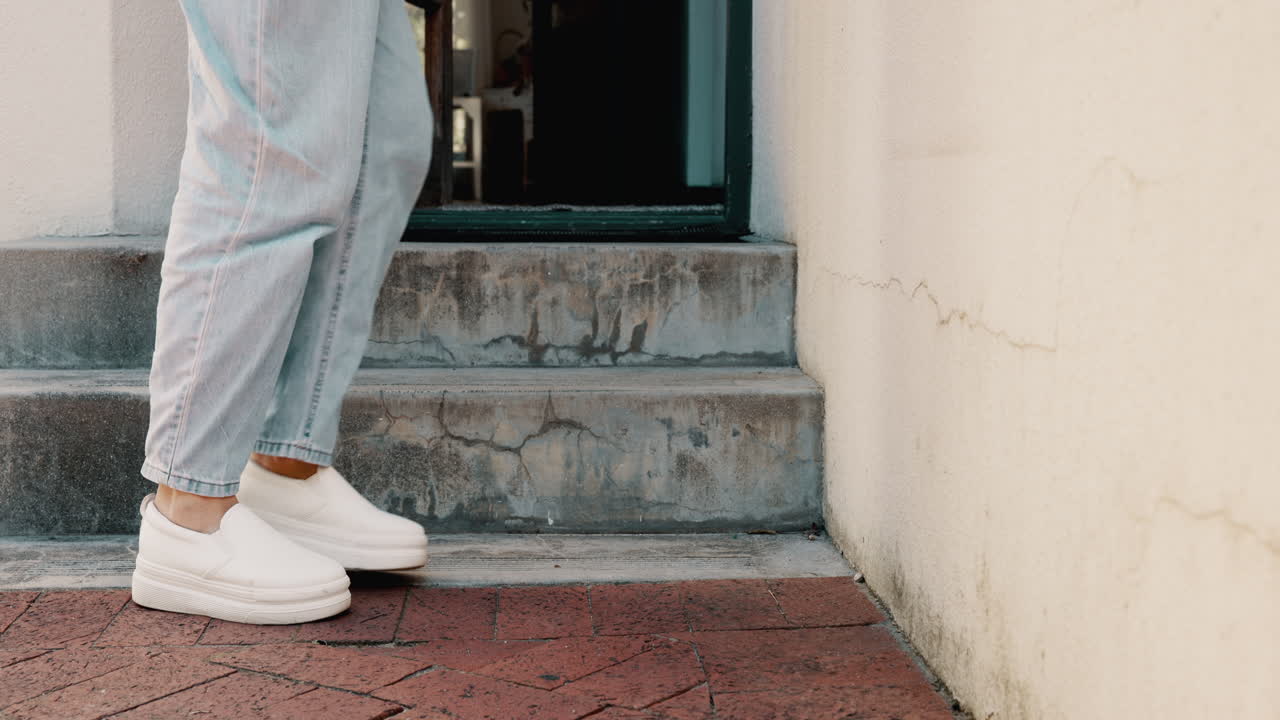 mujer entregando un paquete a una casa