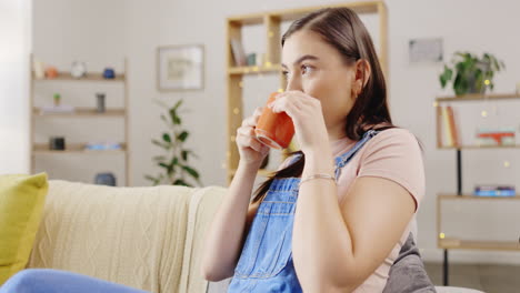 Entspannen-Sie-Sich,-Zuhause-Und-Frau-Auf-Der-Couch