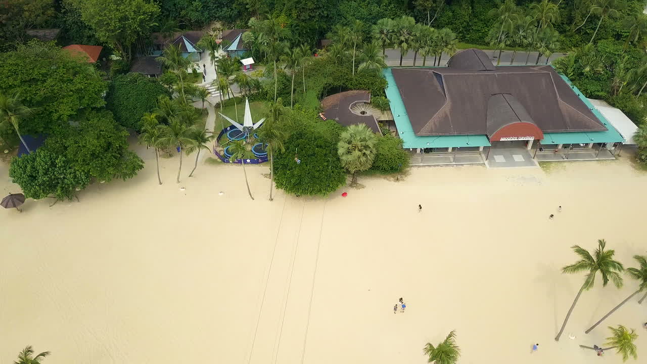 두 남자는 싱가포르의 트레일 어드벤처에서 많은 즐거움을 느낍니다.