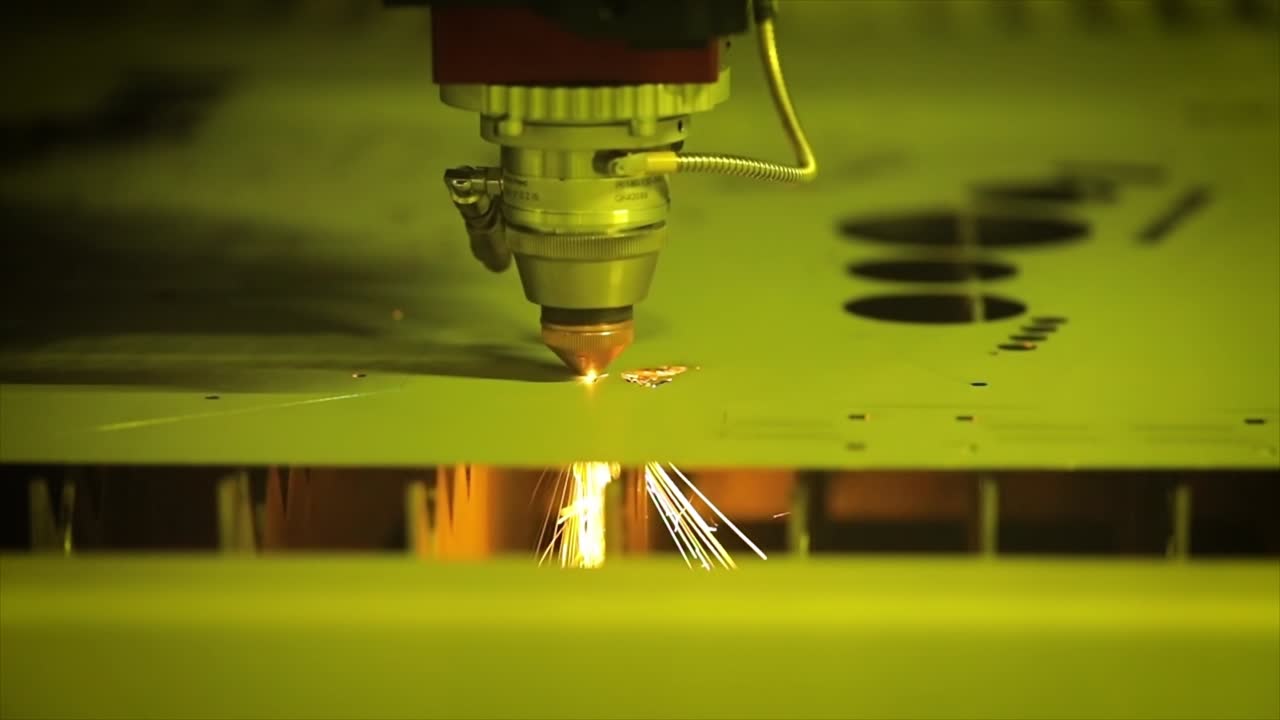corte láser cnc de metal en cámara lenta, tecnología industrial moderna.