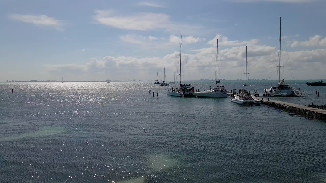 antena baja de barcos en los muelles de una isla tropical