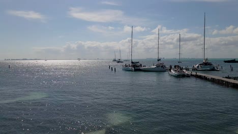 antena baja de barcos en los muelles de una isla tropical