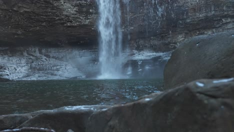cascada revelada durante la mañana de invierno en georgia