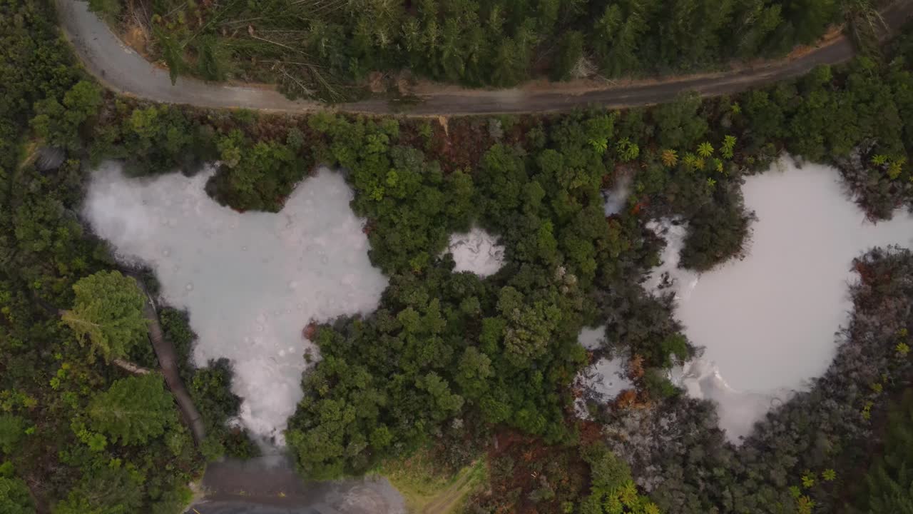 vista aérea de la piscina de barro de waiotapu, manantial caliente en el área geotérmica activa, nueva zelanda
