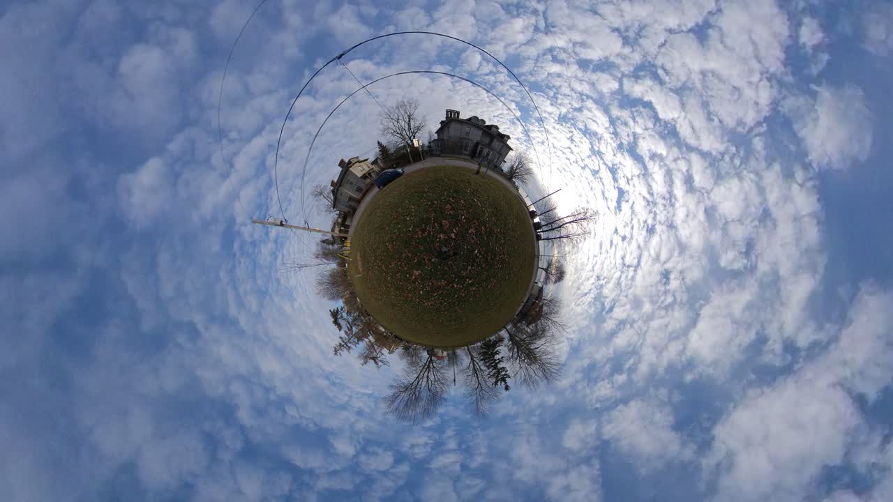 timelapse del pequeño planeta con nubes en un parque de la ciudad