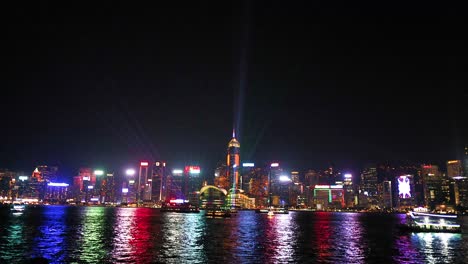 las luces coloridas iluminan el horizonte de hong kong por la noche.