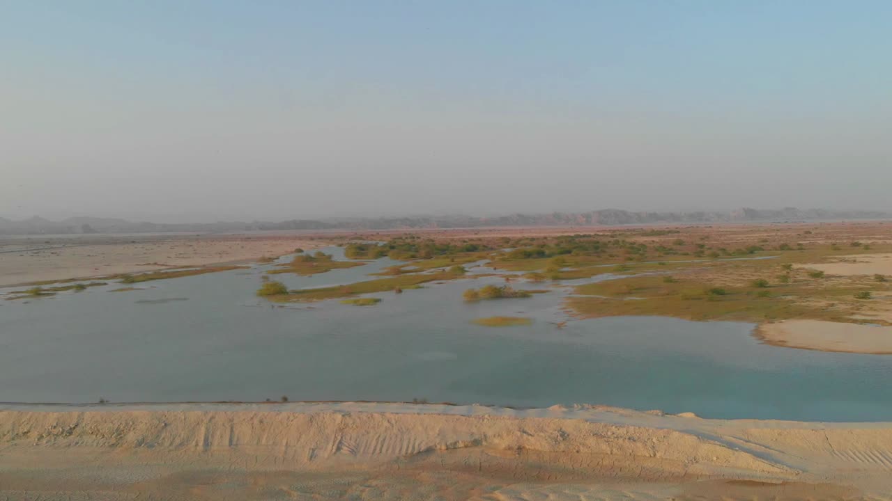 vista fantástica agua azul playa de arena dorada gwadar baluchistán