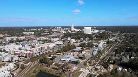 vista aérea de tallahassee florida en un día soleado siguiendo a la derecha