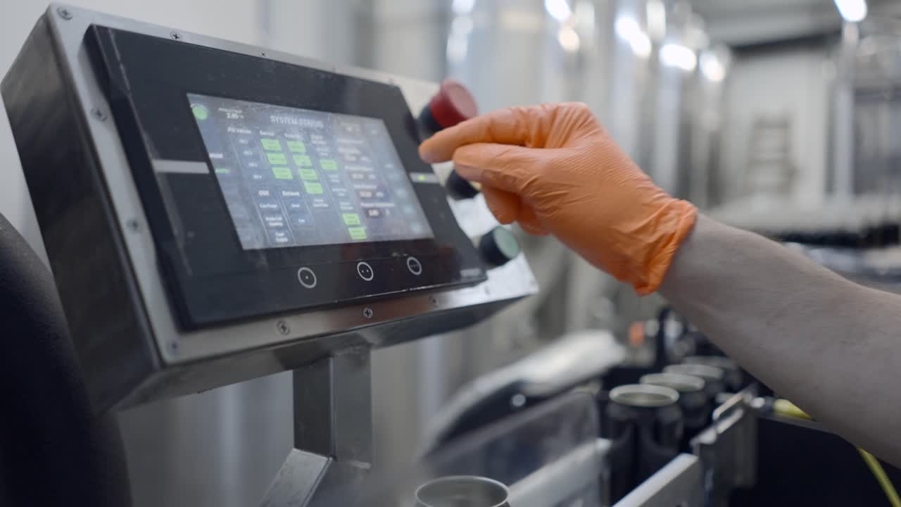 trabajador de fábrica que opera maquinaria