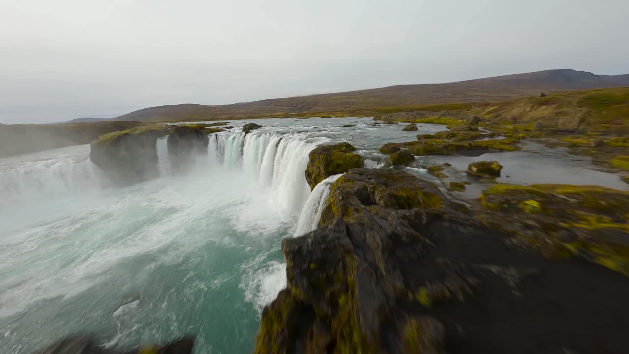 un dron fpv rápido captura la majestuosa belleza celestial de la cascada de godafoss