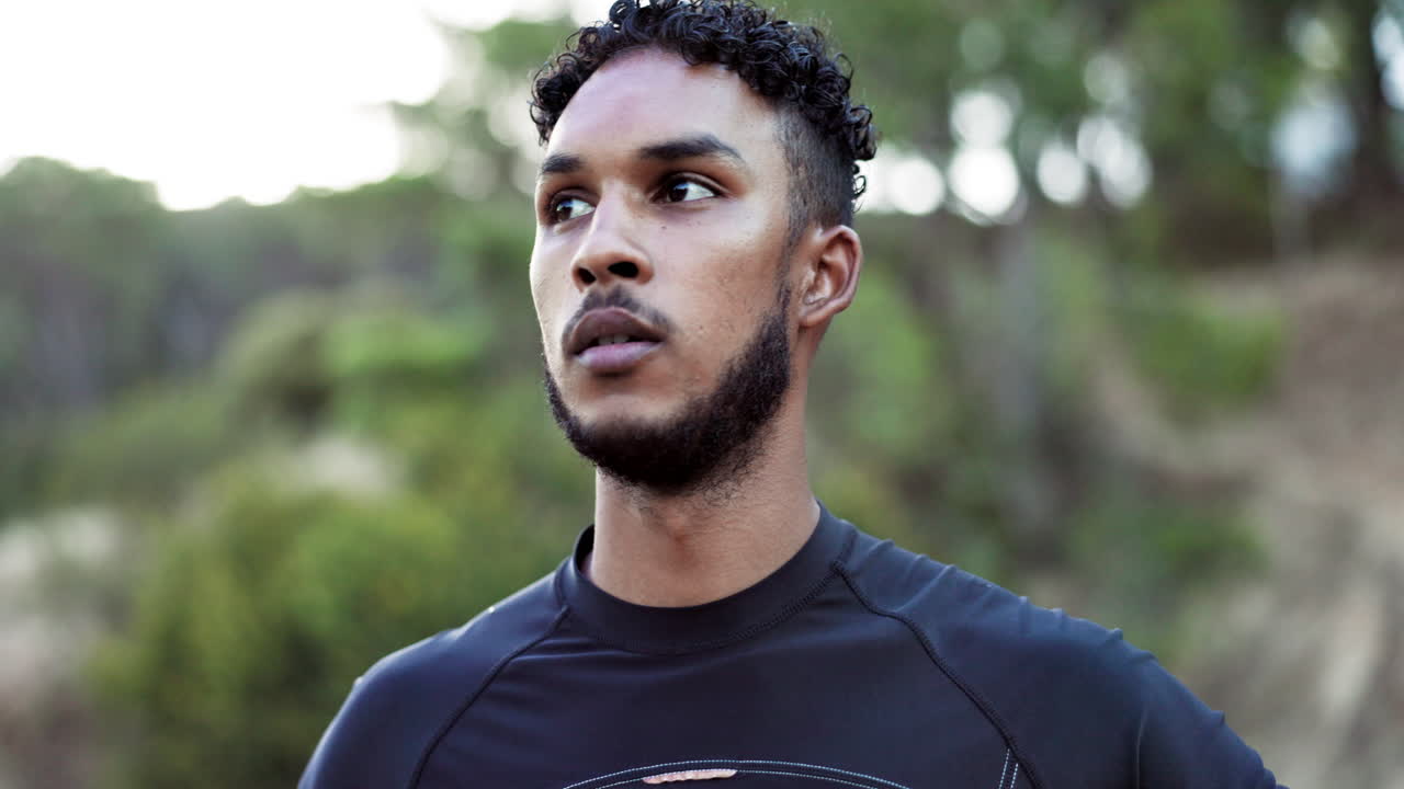 pensando, en forma y listo con el hombre en la naturaleza