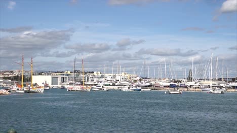 panorámica horizontal en el puerto deportivo de lagos