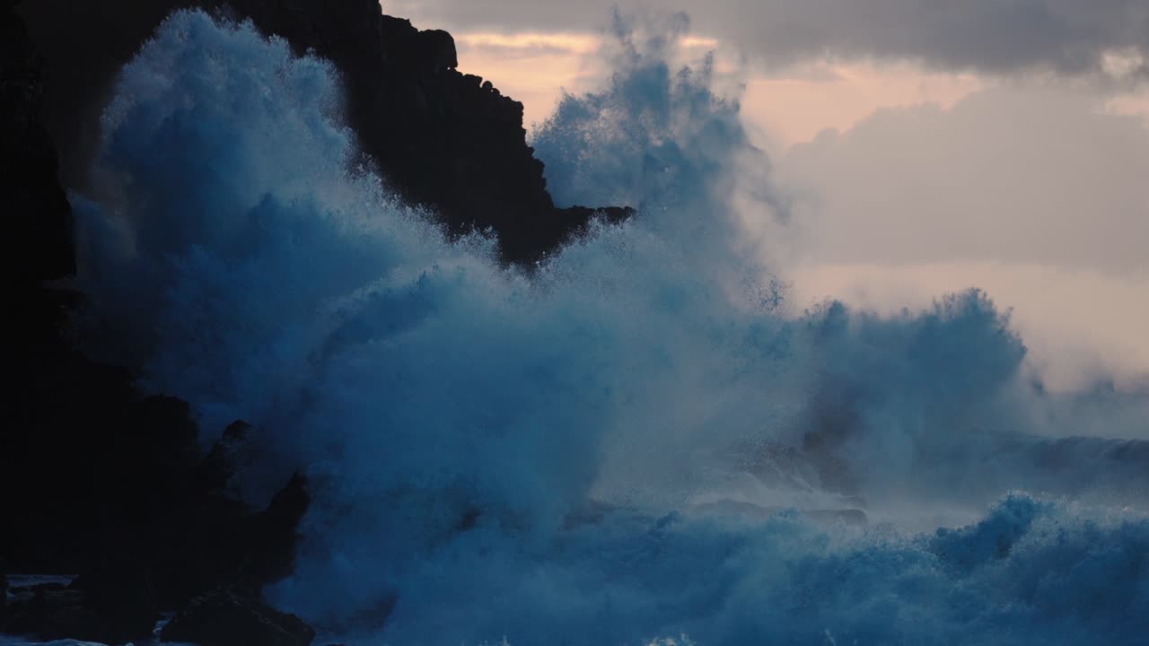 cámara lenta extrema de hermosas olas del océano chocando contra kaiaka rock molokai hawaii 3