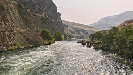 deschutes river oregon aerial v84 flyover над верхней частью реки deschutes захватывает красивый природный ландшафт с скалистыми стенами каньона и быстро движущейся водой - снято с mavic 3 cine - август 2022