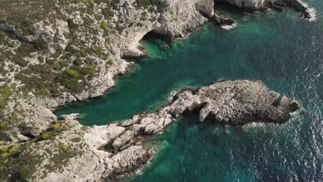 Laguna-Azul-De-Roca-Blanca-Con-Embarcaciones-De-Recreo-Turísticas