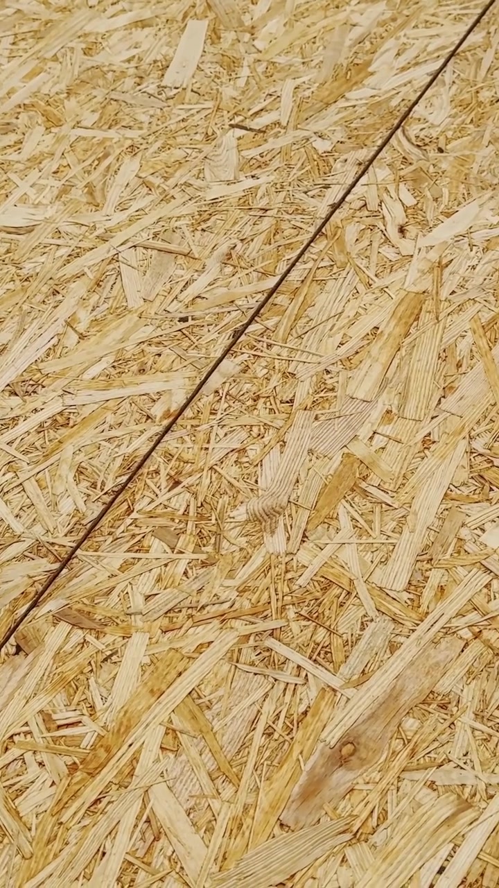 Superficie di pannello in MDF con scaglie di legno orientate e compresse che costituisce un'area di preparazione per piattaforma, con sfondo verticale in legno testurizzato