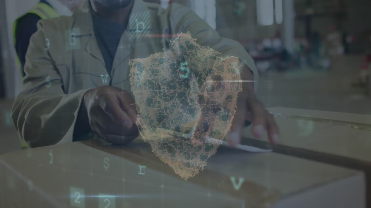 animación de escudo, advertencia y procesamiento de datos sobre mujer afroamericana que trabaja en el almacén.