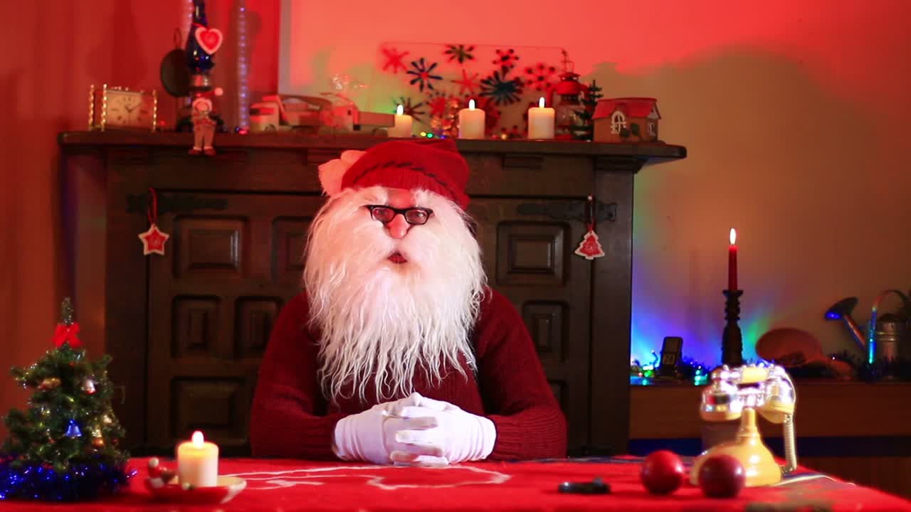 산타 클로스는 호기심으로 듣고 머리를 좌우로 흔들었다