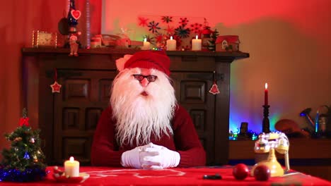 santa claus escucha con curiosidad y sacude la cabeza de un lado a otro