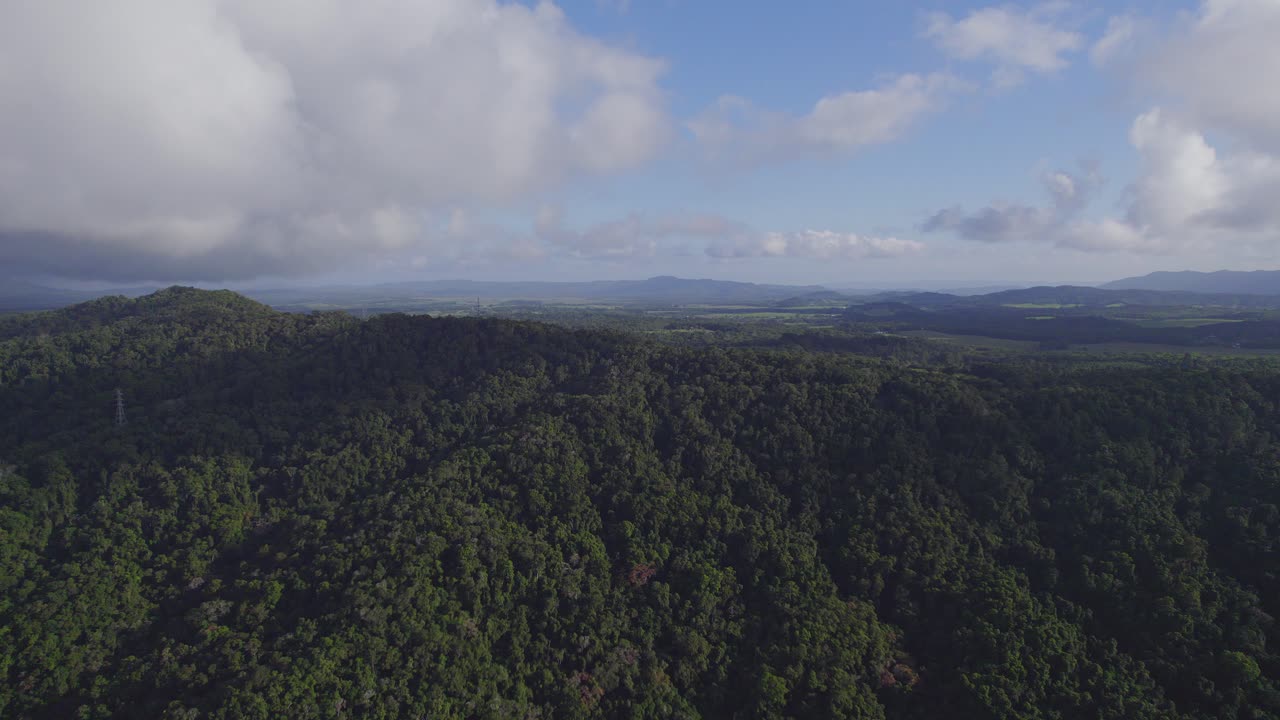 montañas cubiertas de densos matorrales en port douglas, condado de douglas, norte de queensland, australia