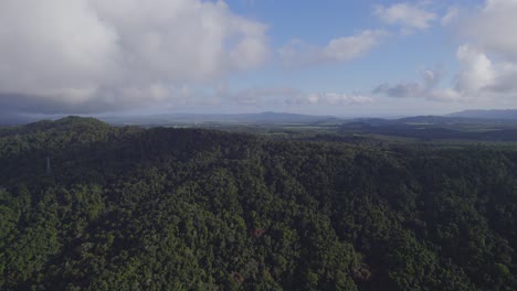 Montañas-Cubiertas-De-Densos-Matorrales-En-Port-Douglas,-Condado-De-Douglas,-Norte-De-Queensland,-Australia