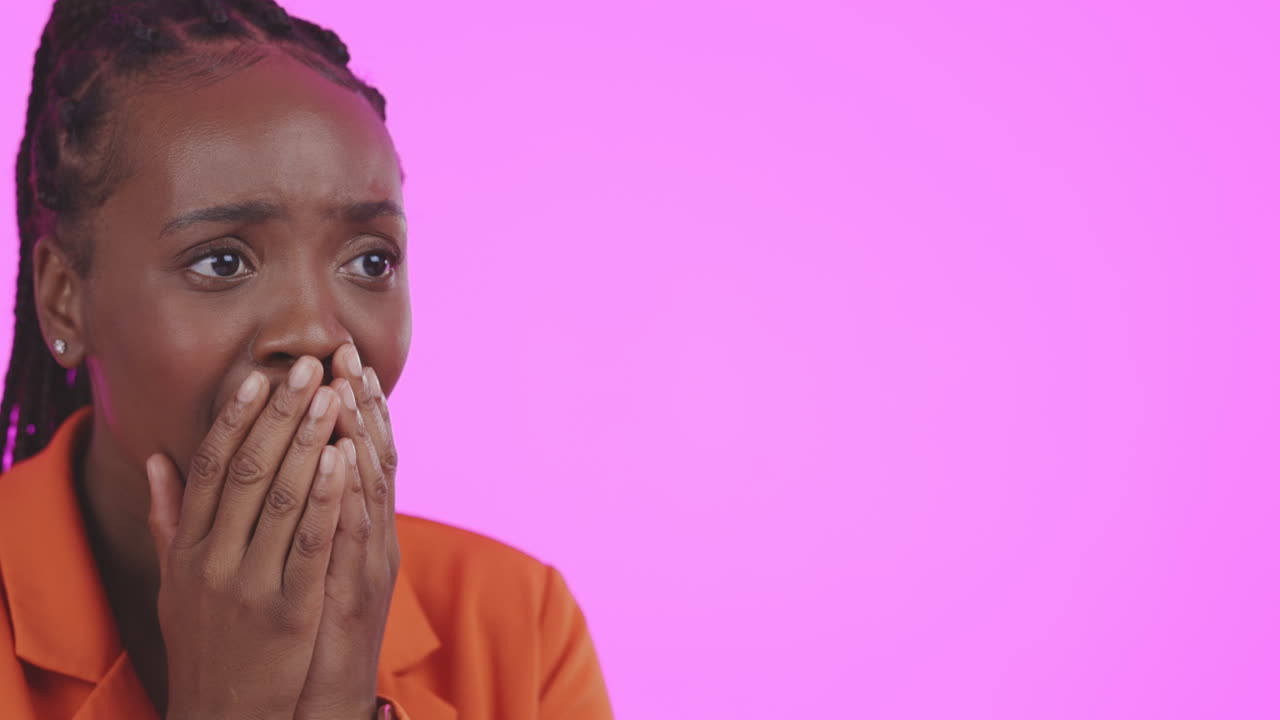 mujer negra, cara de miedo y sorpresa en el estudio