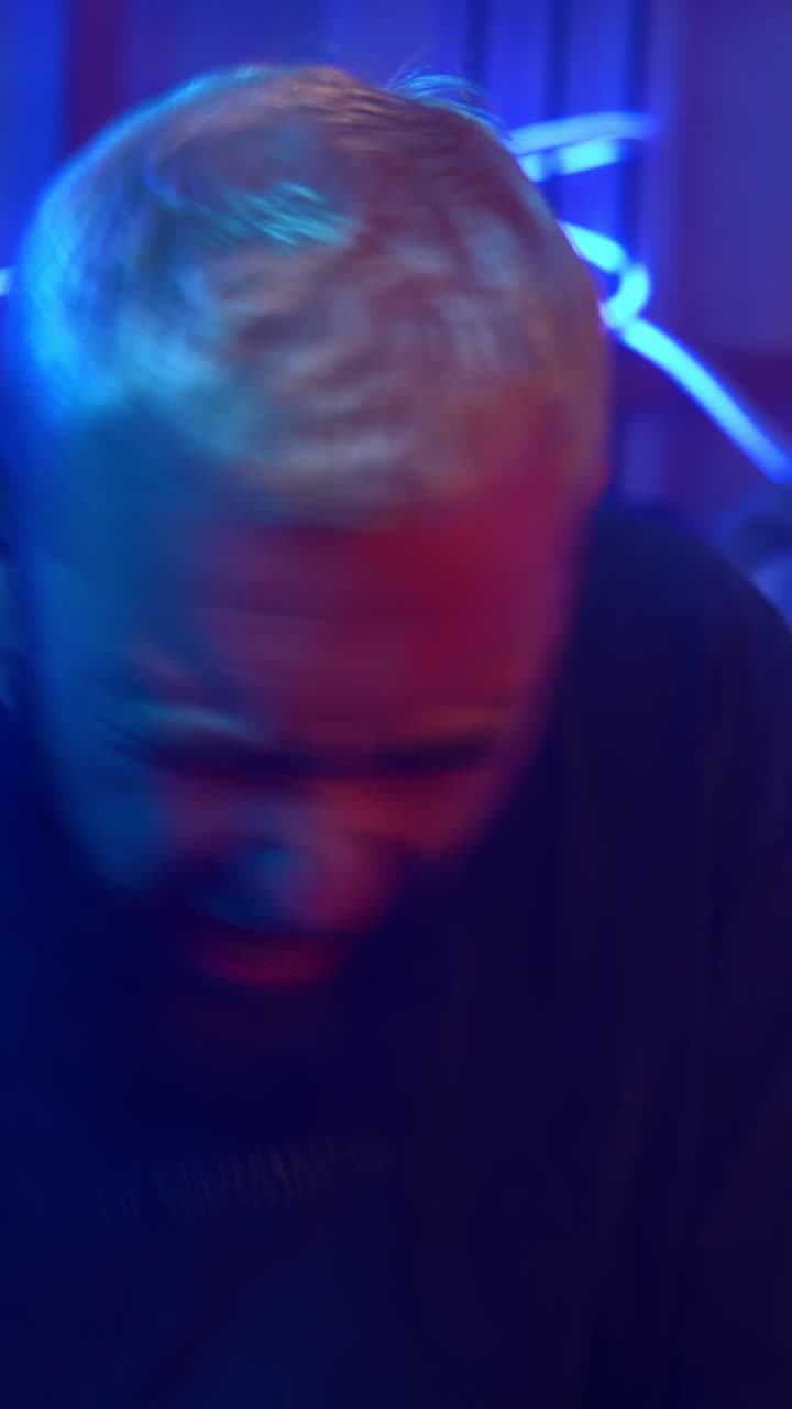 Uomo in luce al neon
