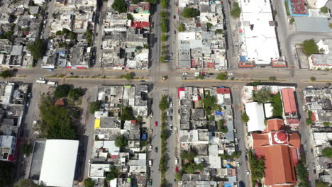 bloques rectangulares de casas y calles en la ciudad de playa del carmen