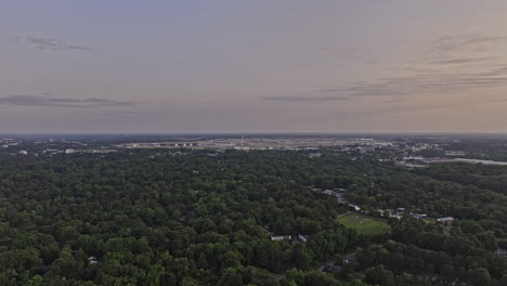 atlanta georgia aerial v938 cinematográfico drone sobrevuelo hammond park hacia hapeville capturando las vistas del atardecer del aeropuerto de atlanta hartsfield jackson - filmado con mavic 3 pro cine - mayo 2023
