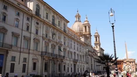 Links-Der-Palazzo-Pamphilj,-Rechts-Die-Kirche-Sant&#39;Agnese-In-Agone-Und-Im-Vordergrund-Die-Fontana-Del-Moro