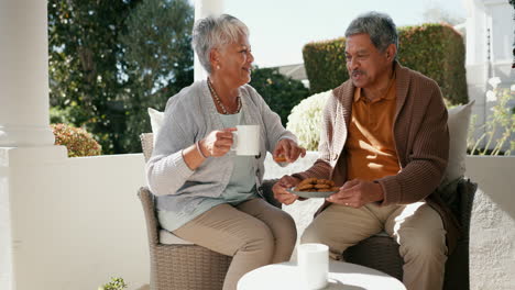 Pareja-Mayor,-Bebiendo-Café