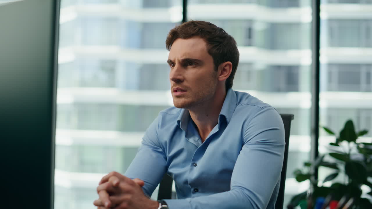 un impiegato si sente disperato a lavorare in ufficio da vicino. un uomo d'affari ha fallito.