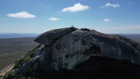 Dos-Personas-En-La-Cima-De-La-Montaña-Francesa-En-Cape-Le-Grand-Area,-Orbital-Aéreo