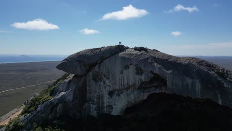 dos personas en la cima de la montaña francesa en el área de cabo le grand, órbita aérea