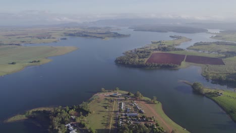 Vista-Aérea-Del-Embalse-Del-Lago-Tinaroo-En-Las-Mesetas-De-Atherton,-Qld,-Australia---Disparo-De-Drones