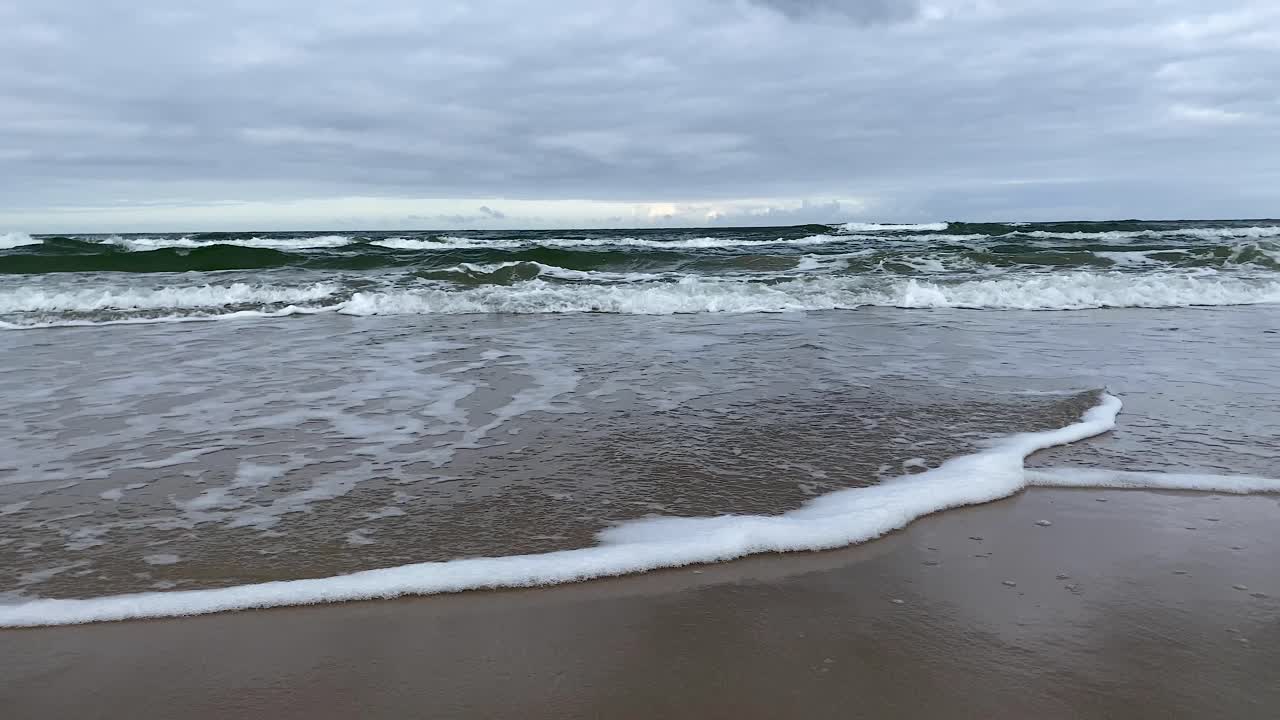 모래 해변에서 바다를 흔들며 - 낮은 각도, wladyslawowo 폴란드