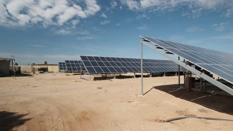 granja solar de la estación interior en el desierto
