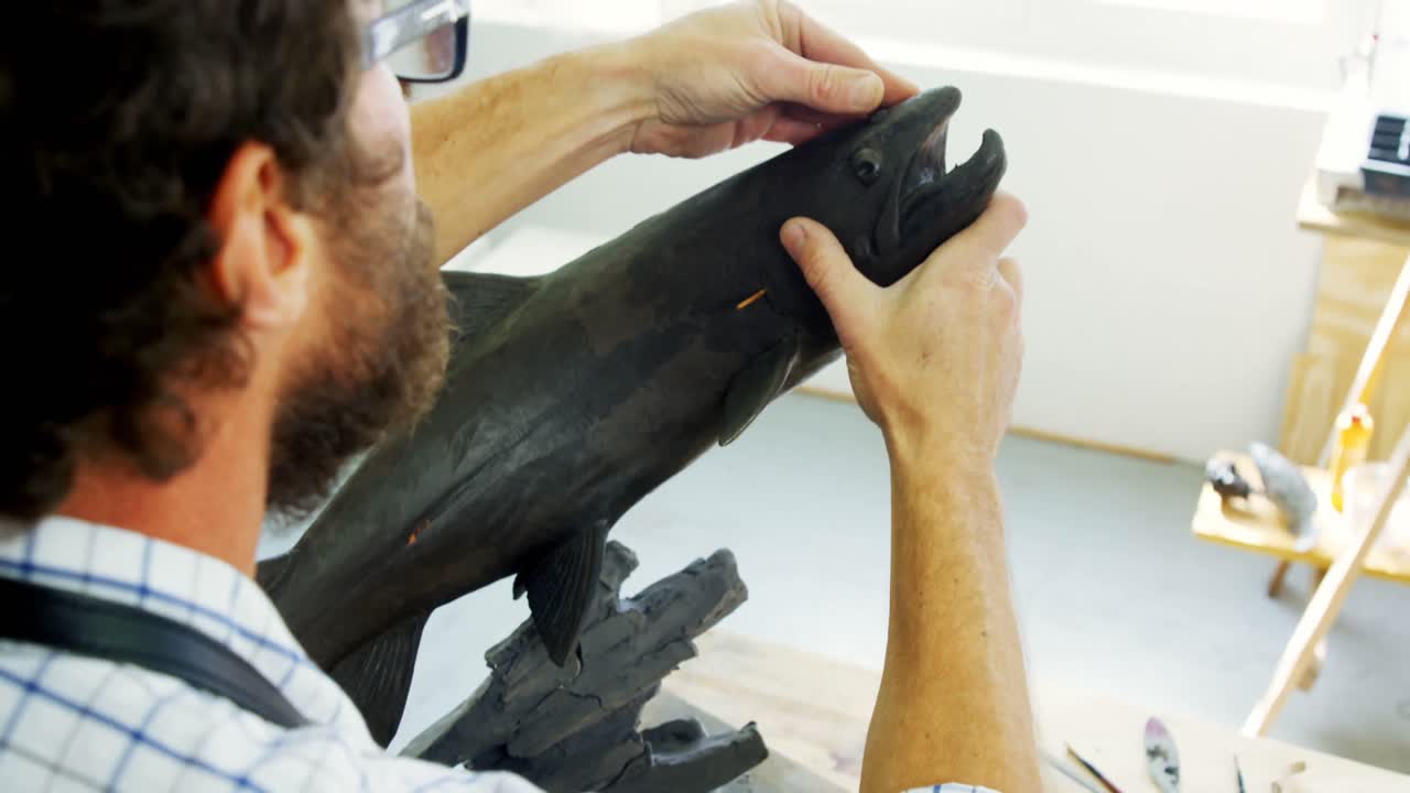 물고기 조각 작업을 하는 장인 4k