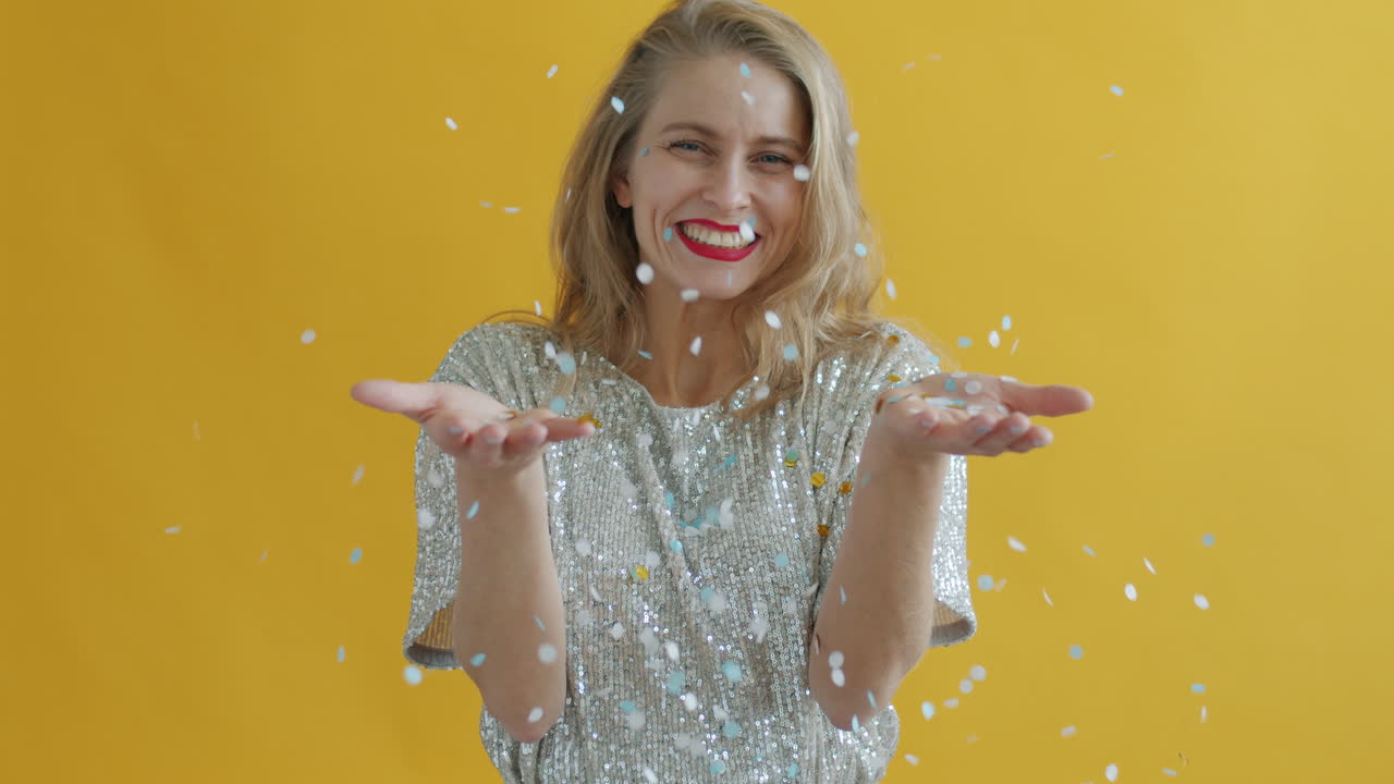 콩페티 를 가지고 축하 하는 여자