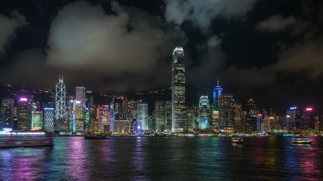 hong kong, china, vista en timelapse del puerto de victoria y el horizonte de hong kong por la noche
