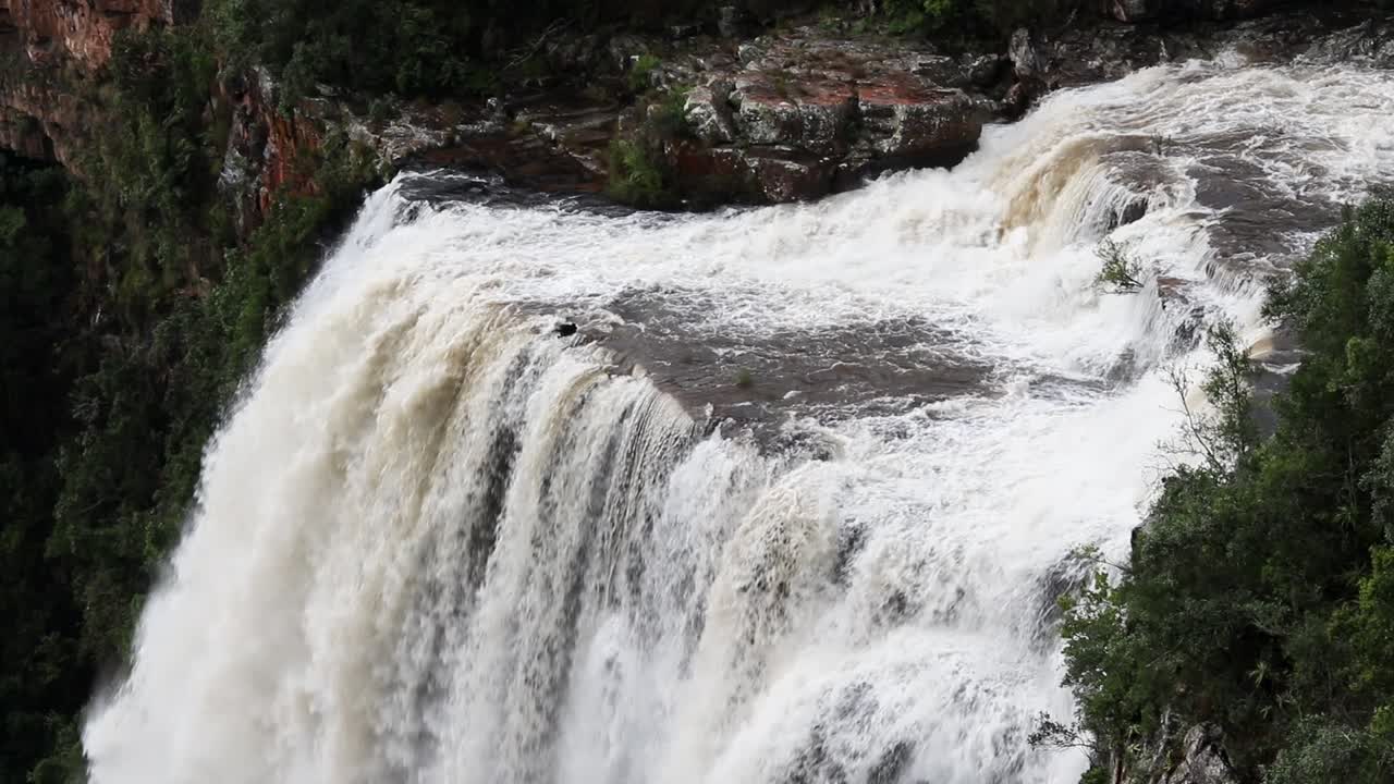 toma estática del lado izquierdo de las cataratas de lisboa en grasskop, sudáfrica