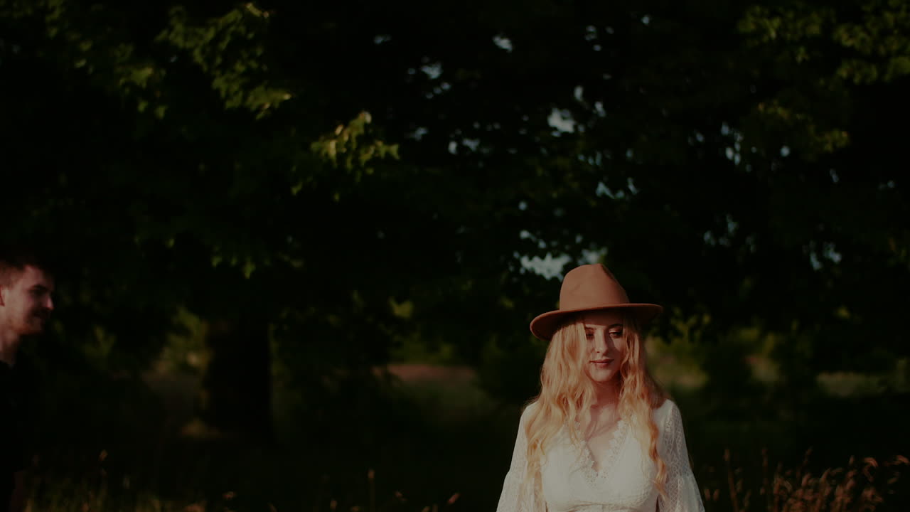 여름에 야외에서 여자를 지원하는 젊은 남자