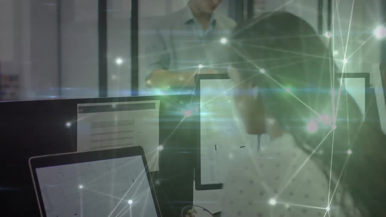 animación de una red brillante y procesamiento de datos sobre una mujer de negocios que usa computadoras en la oficina