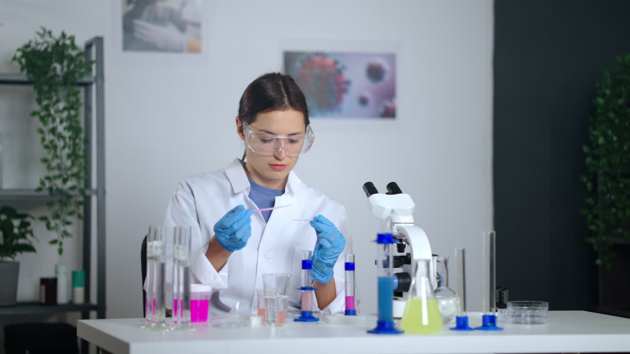 científico que lleva a cabo experimentos en un laboratorio