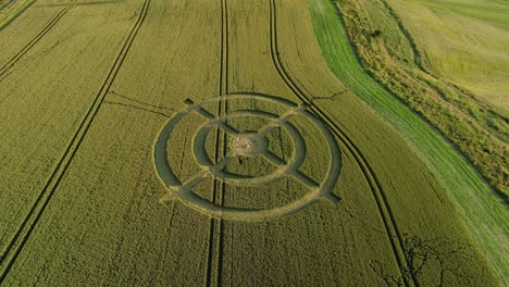 Hackpen-Hill-Extraños-Símbolos-De-Círculos-De-Cultivos-En-La-Agricultura-De-Hierba-Rural-Pradera-Vista-Aérea-Aumento-Inclinación-Hacia-Abajo